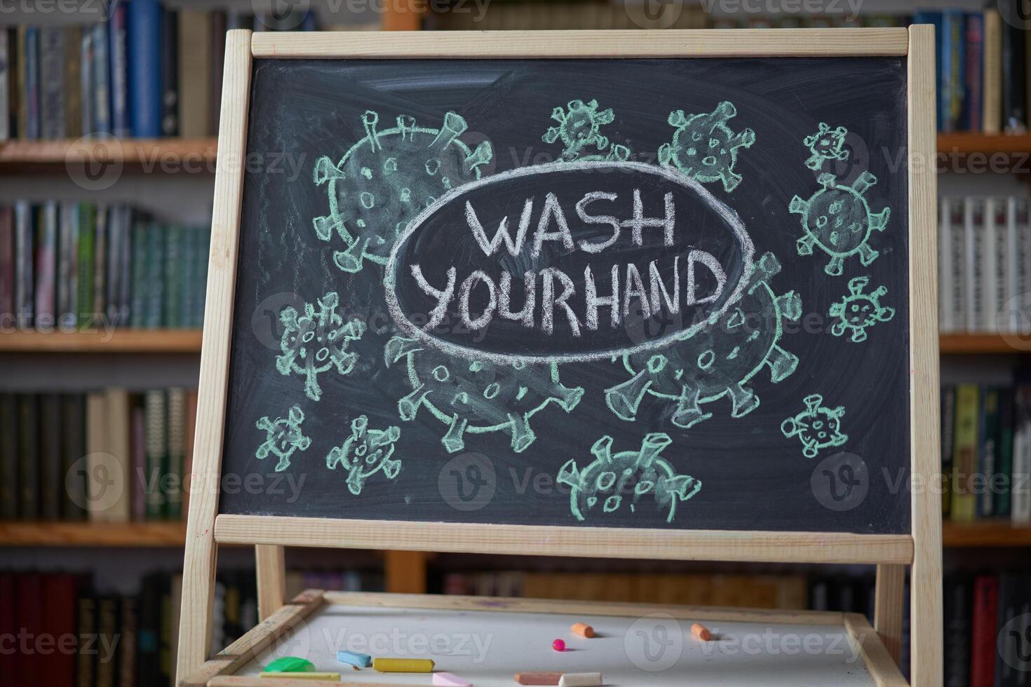 tvätta din hand. utbrott varning. skriven vit krita på svarta tavlan i förbindelse med epidemi av coronavirus över hela världen. foto