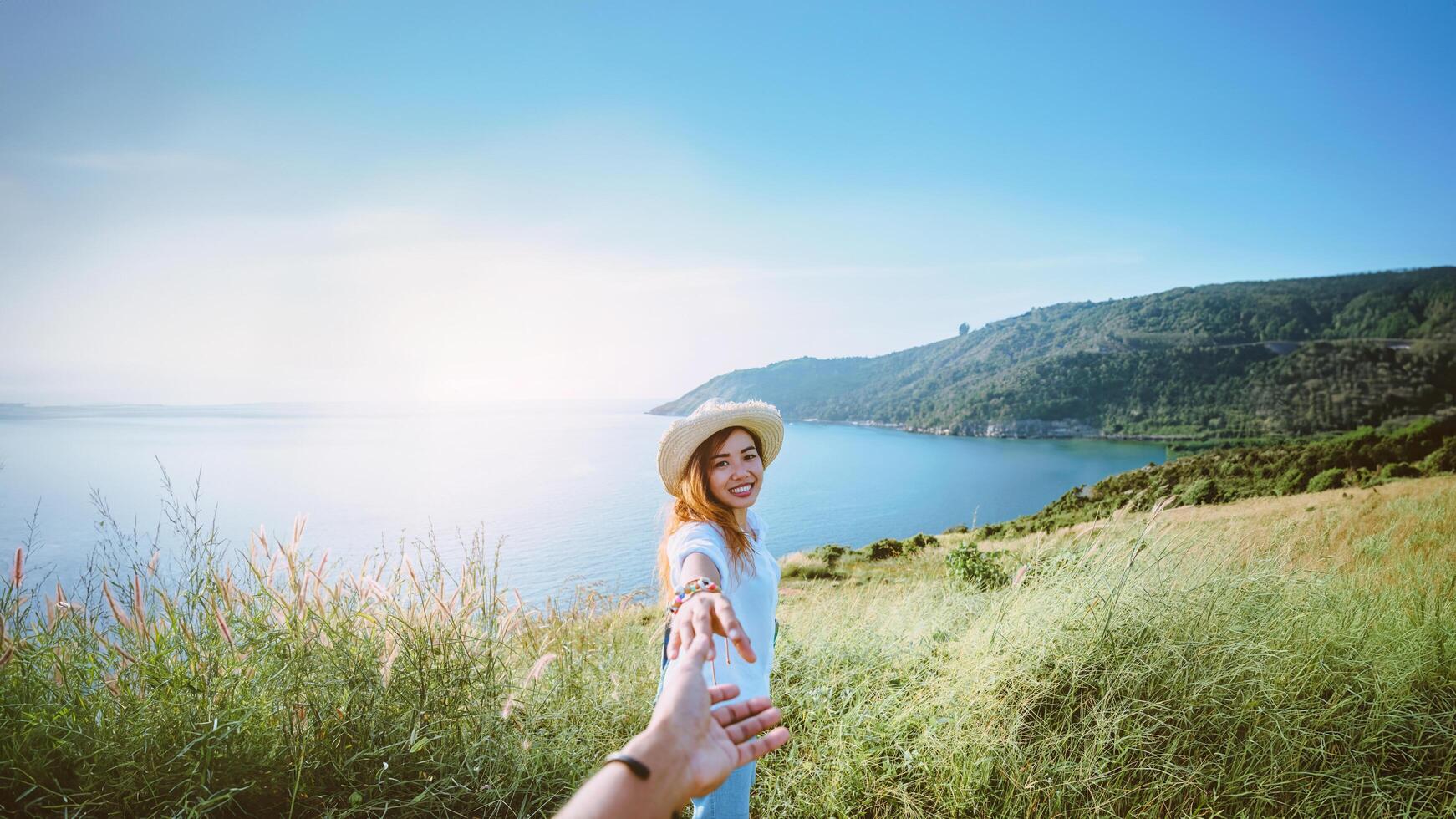 asiatiska älskare par kvinna och man reser naturen. resa slappna av. havet på sommaren. promthep udde, phuket thailand. foto