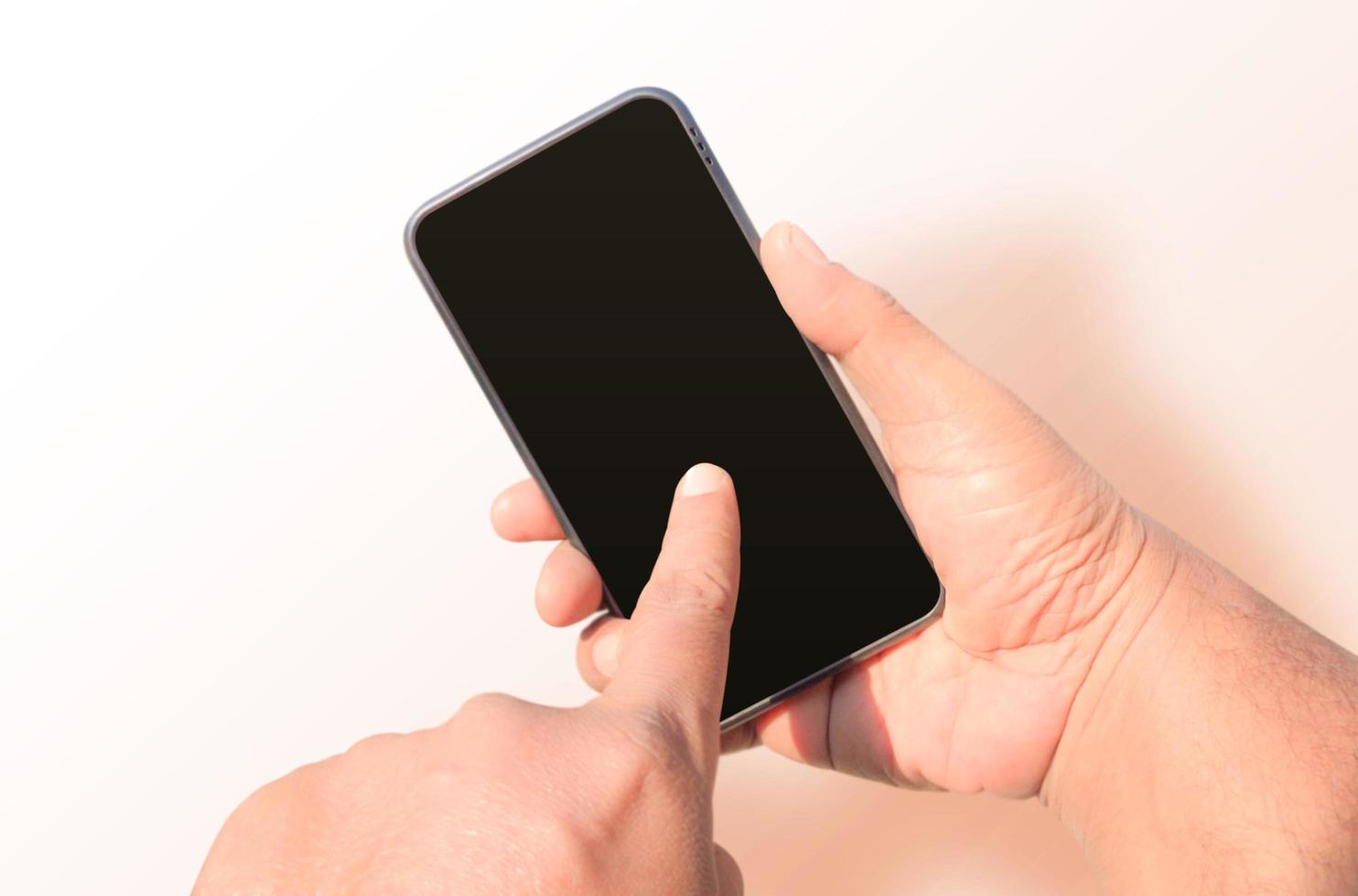 man hand som håller tomma isolerade smartphone bakgrund foto