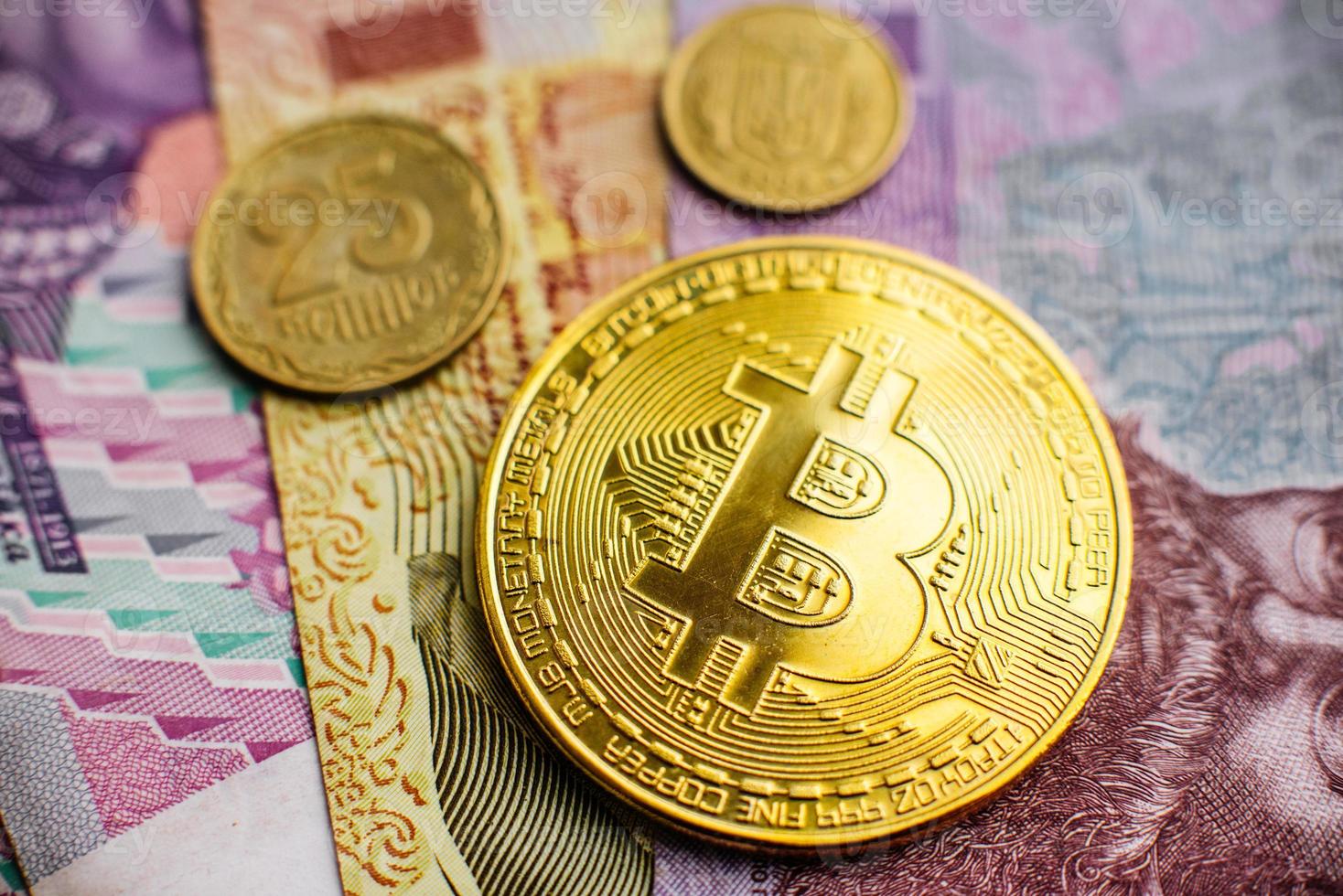 bitcoin, valuta, digital, finans, ekonomi. gyllene bitcoinmynt på hryvnia närbild foto