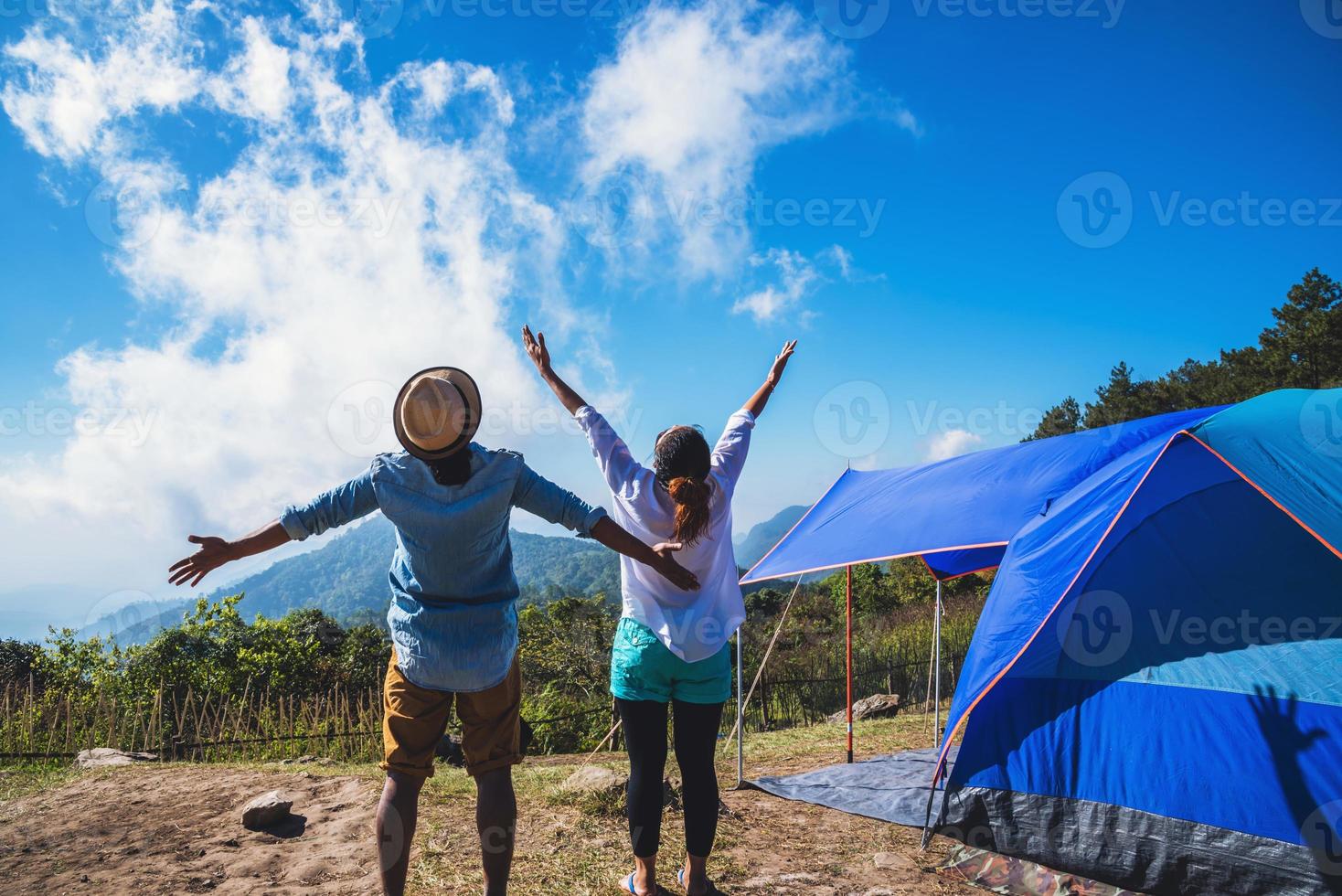 älskare kvinnor och män asiater reser koppla av camping i semestern. på berget.thailand foto