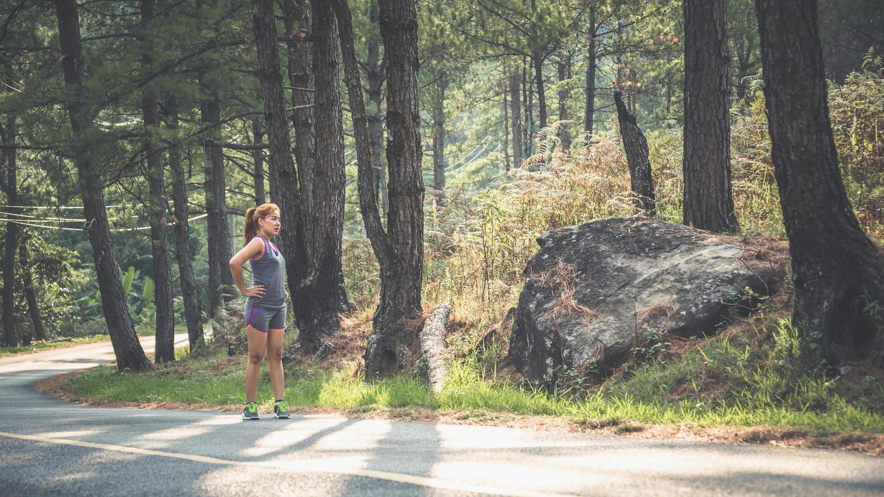 kvinnor som joggar på naturstigen i parken foto