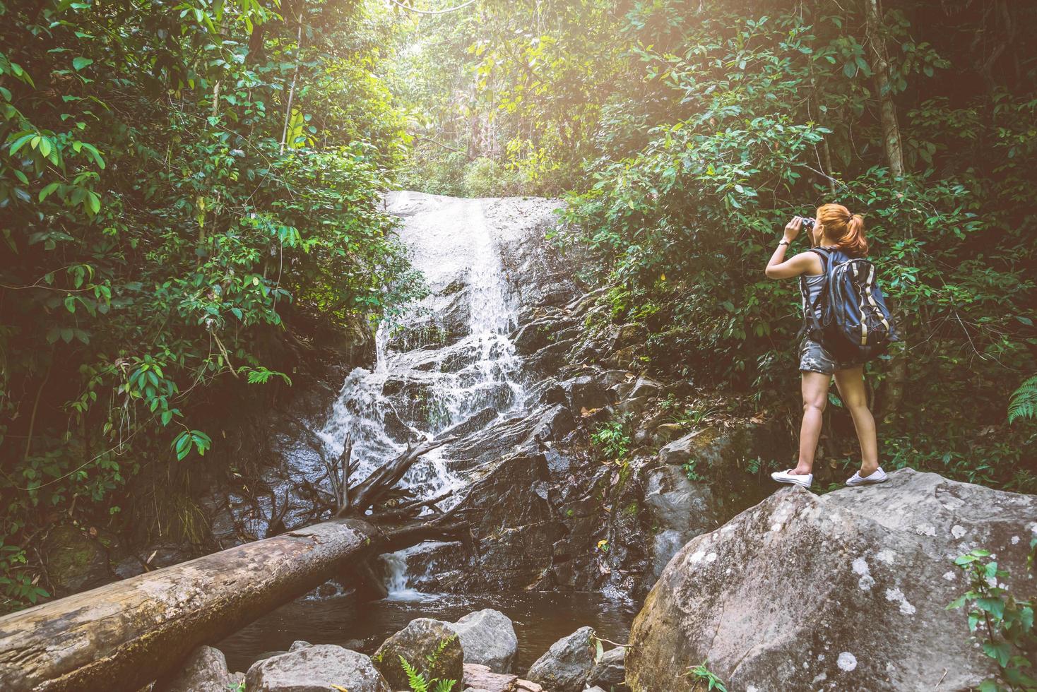 kvinna asien resenärer reser natur skogar, berg, vattenfall foto