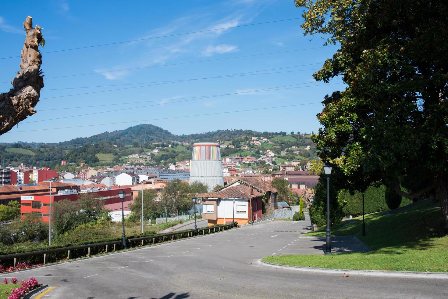 Flygfoto över la felguera, industristad i langreo. gamla industriella färgglada tornet är numera ett viktigt museum, musi. asturien foto