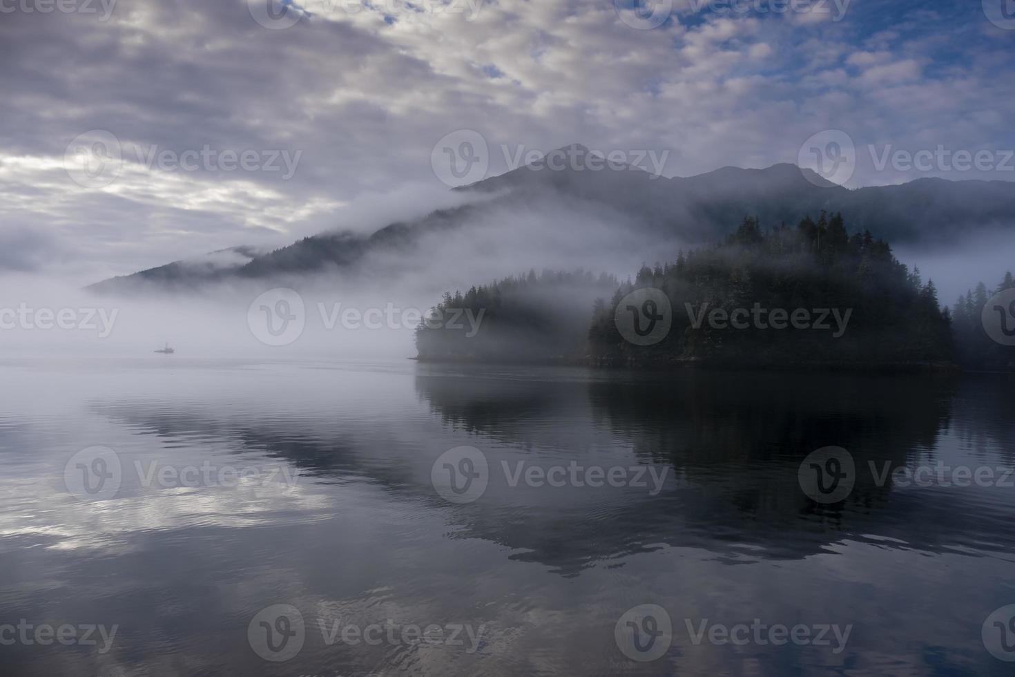 dimmig soluppgång, warm springs bay, alaska foto