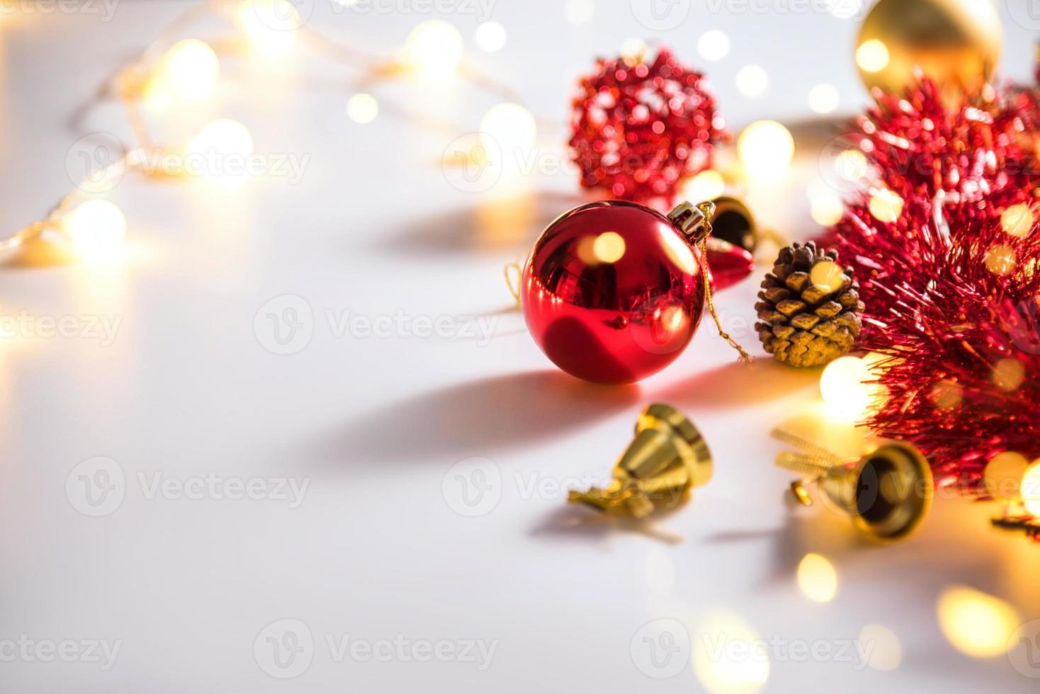 juldekoration bollar och ornament över abstrakt bokeh bakgrund på vit bakgrund. semester bakgrund gratulationskort för jul och nyår. god Jul foto