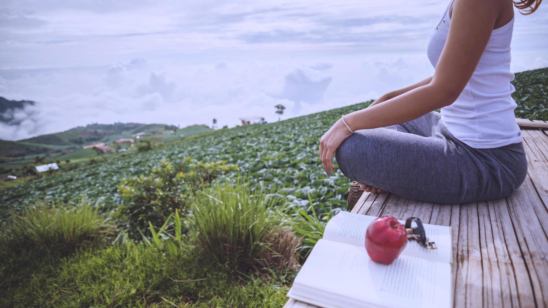 kvinna asien resenärer reser. spela om yoga. phetchabun phutubberg thailand foto