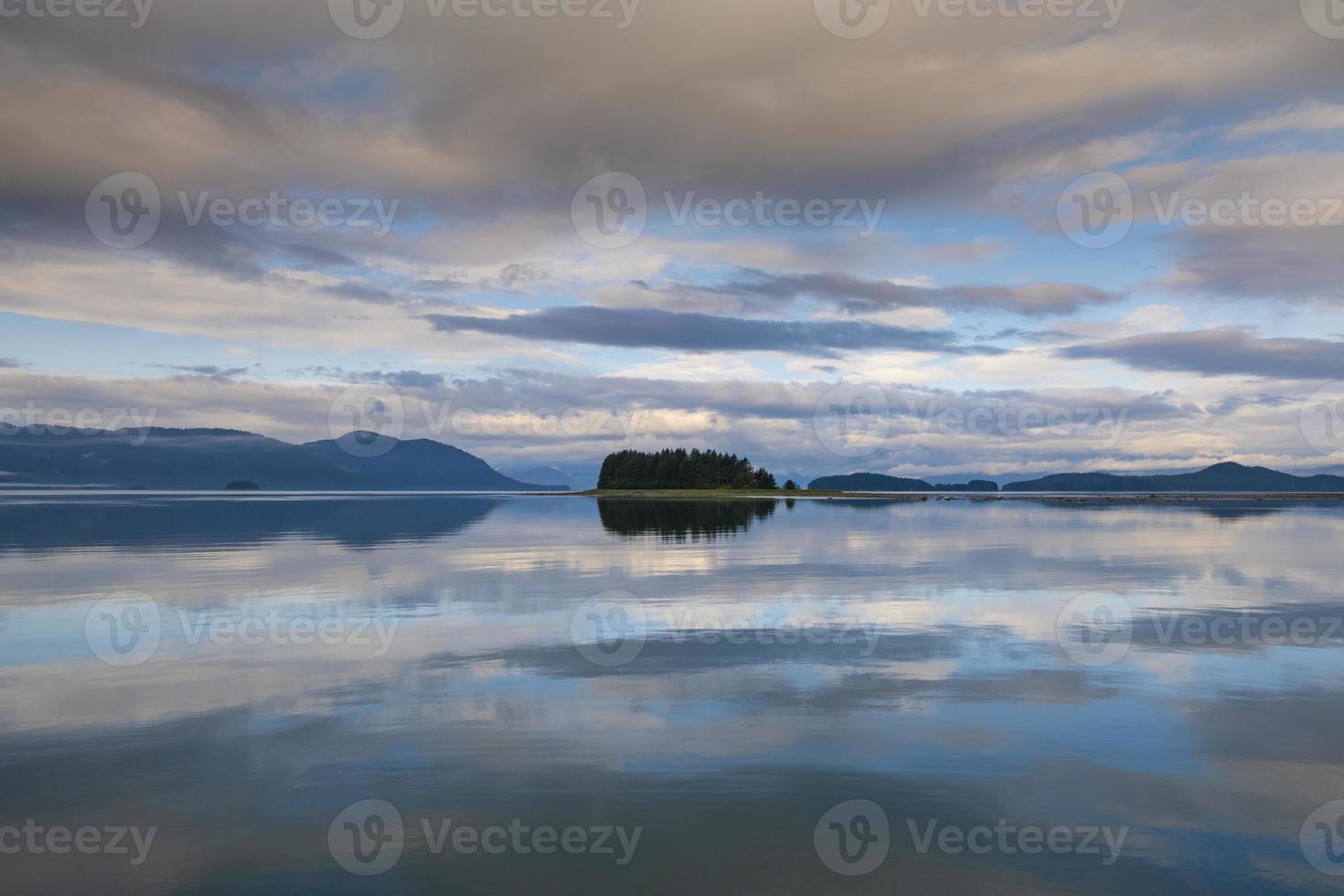 fridfull soluppgångsreflektion, endicott arm, alaska foto