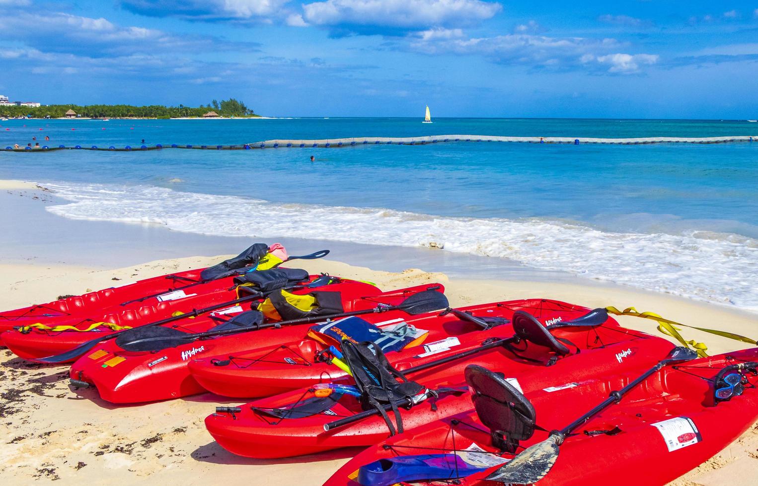 playa del carmen, Mexiko, 28 maj 2021 - röda kanoter på en strand foto