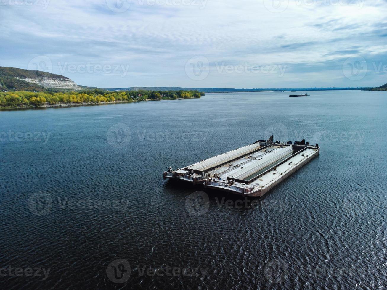 lossad pråm väntar pushboat på floden. foto