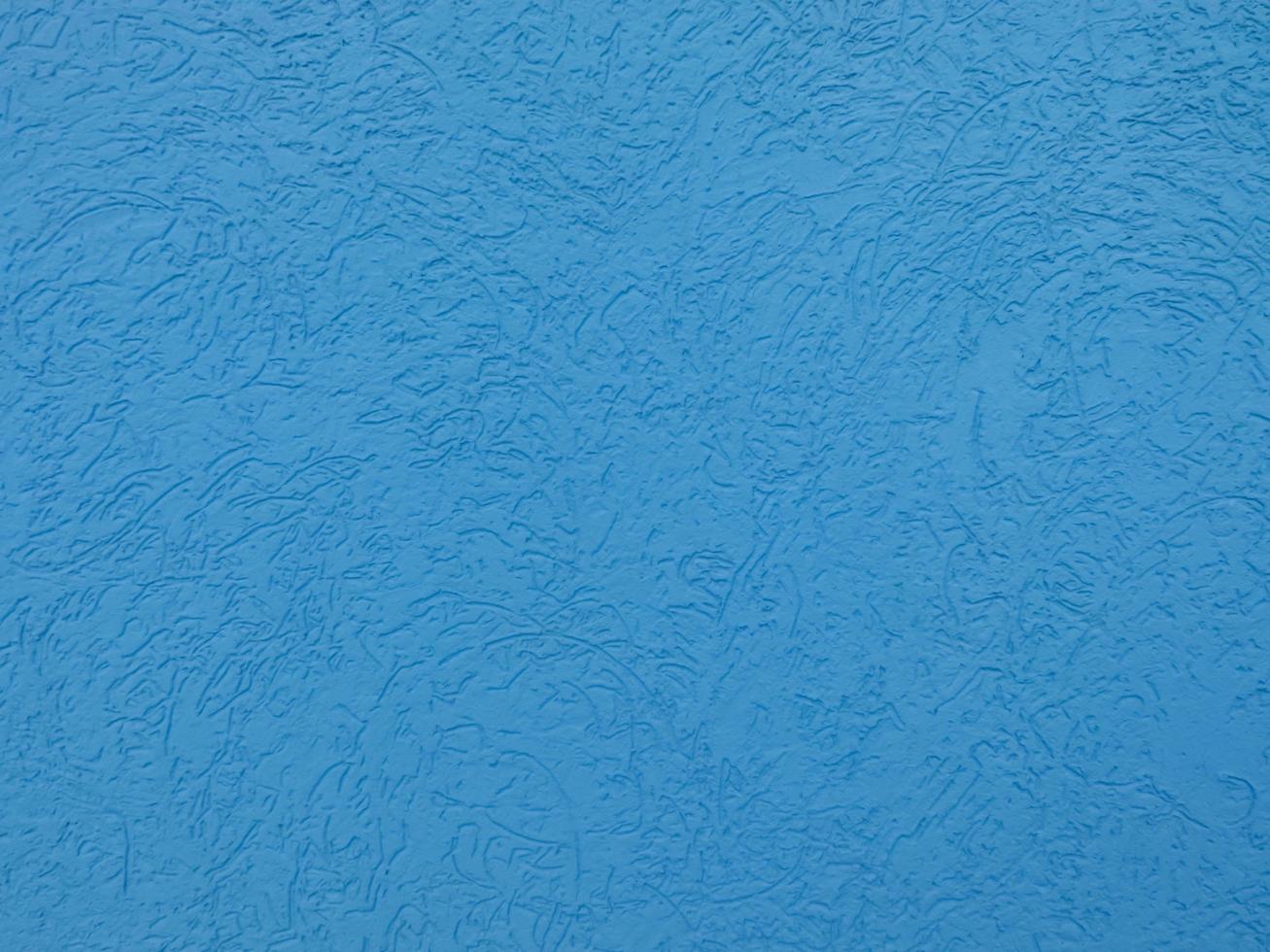 blå putsad vägg med yta av barkborre. foto