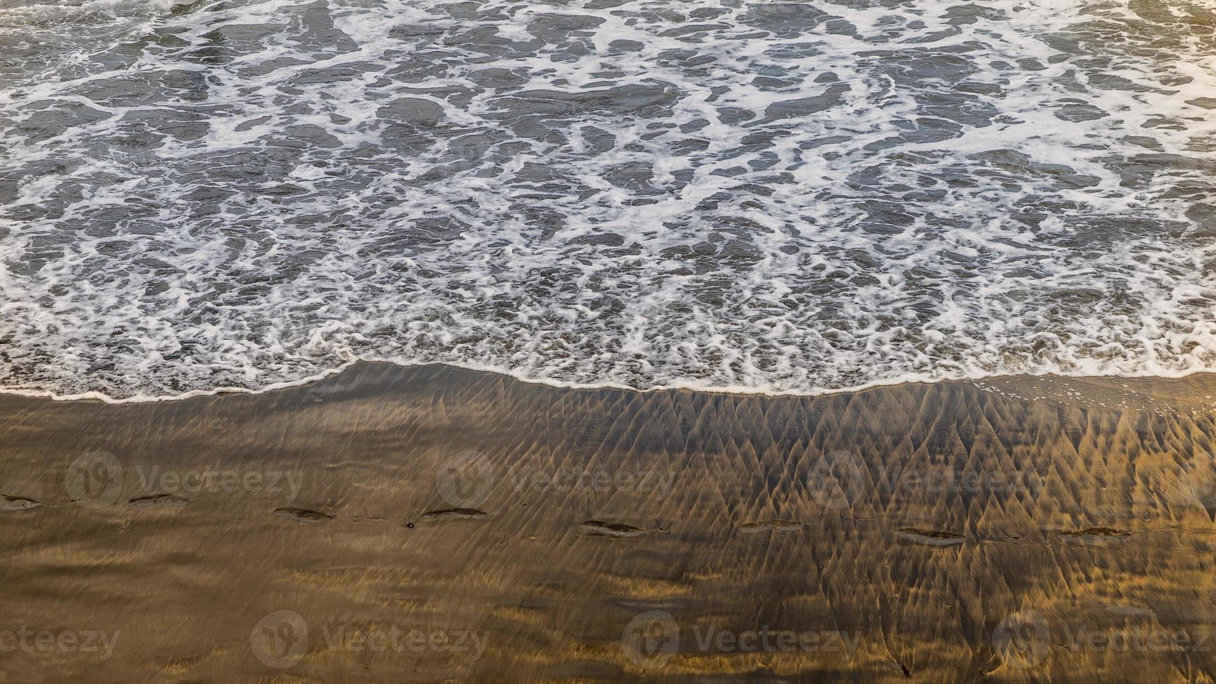 vågor på stranden las canteras på gran canaria foto