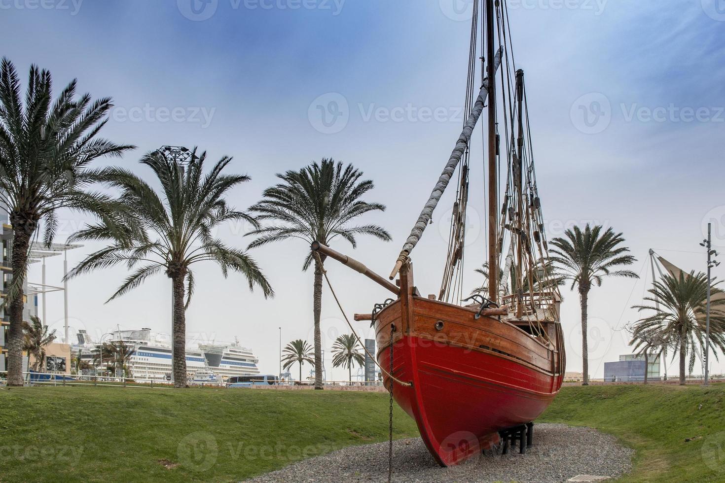 kopia av karavellen av kolon i hamnen i las palmas foto