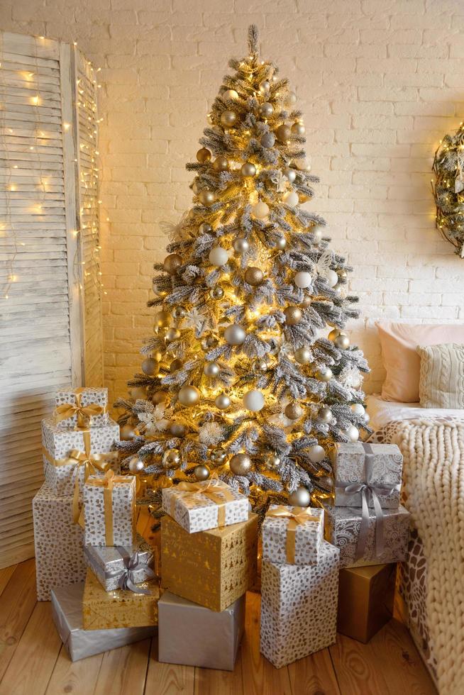 jul och nyår dekorerade inre rum med presenter och nyårsträd foto