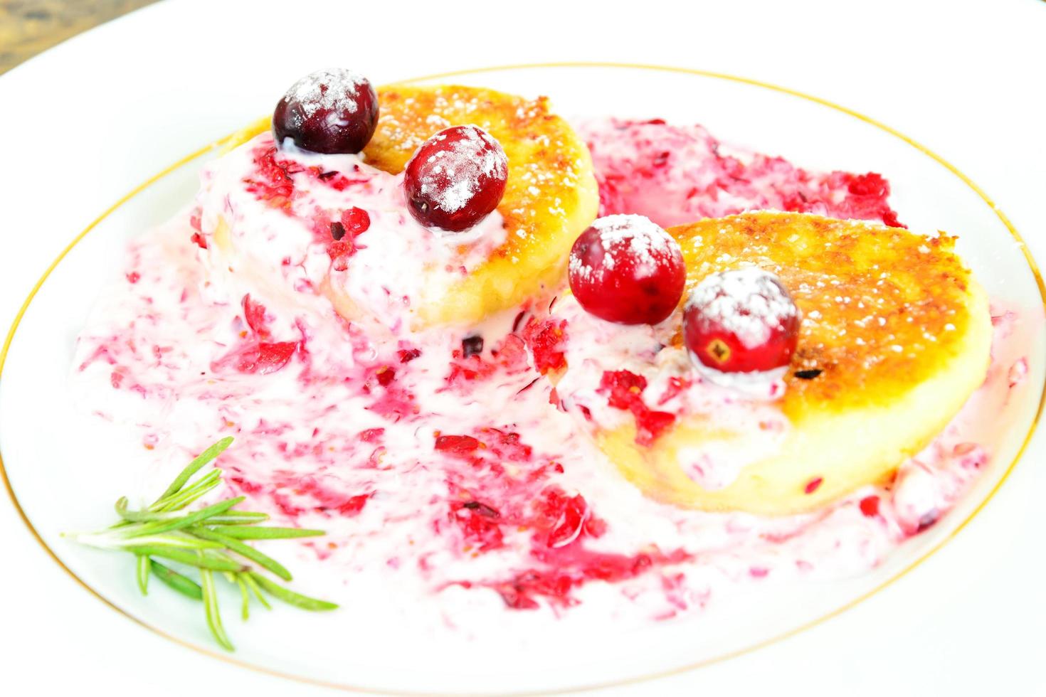 välsmakande och hälsosam mat. läcker cheesecake med tranbär. foto
