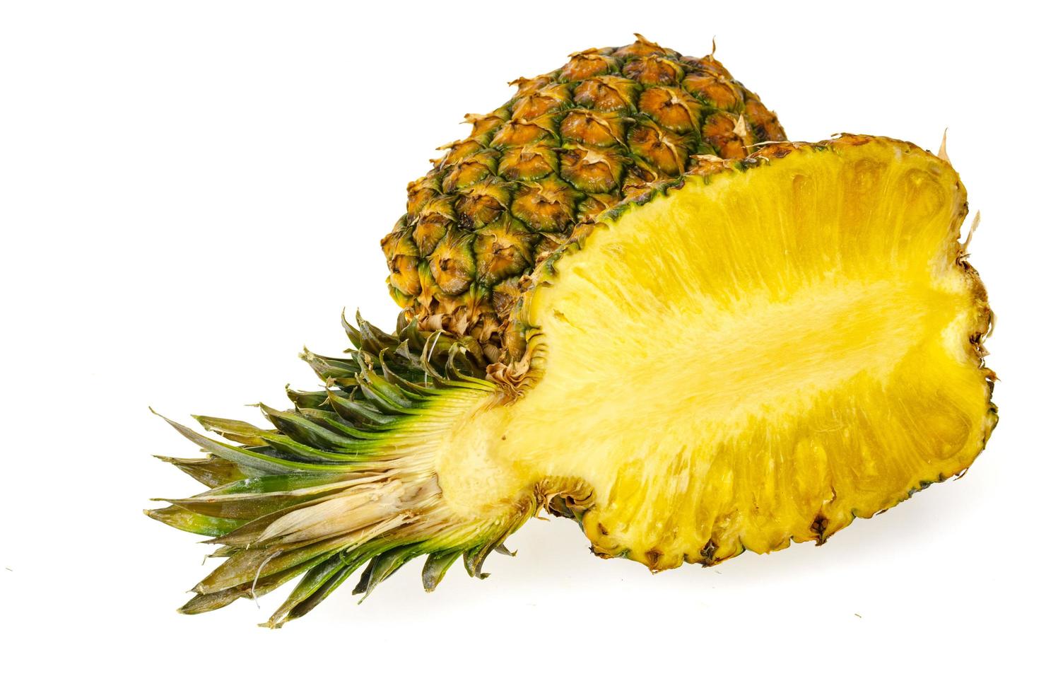 två halvor av söt mogen ananas isolerad på vit bakgrund. studiofoto foto