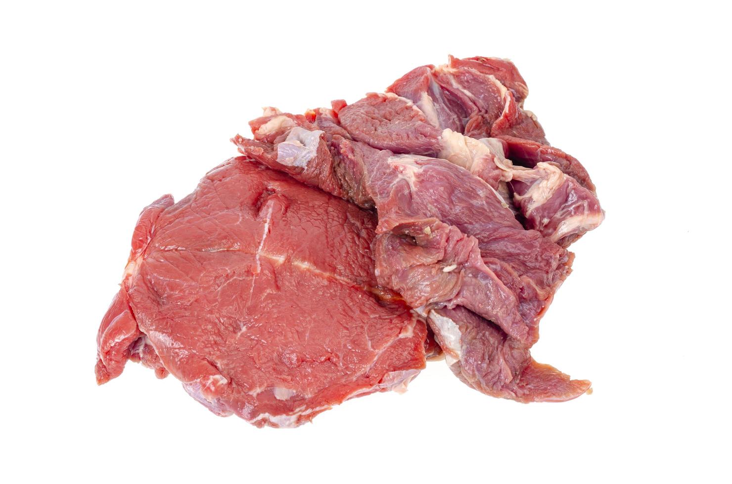 bitar av färskt rött ungt nötkött isolerad på vit bakgrund. studiofoto foto