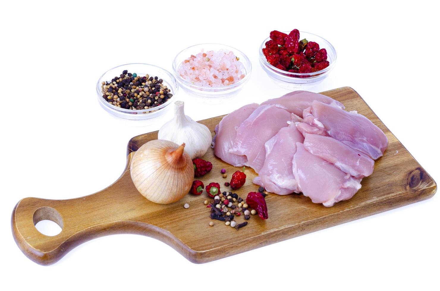 färsk rå rosa eko kycklingfilé för matlagning på vit platta. studiofoto foto