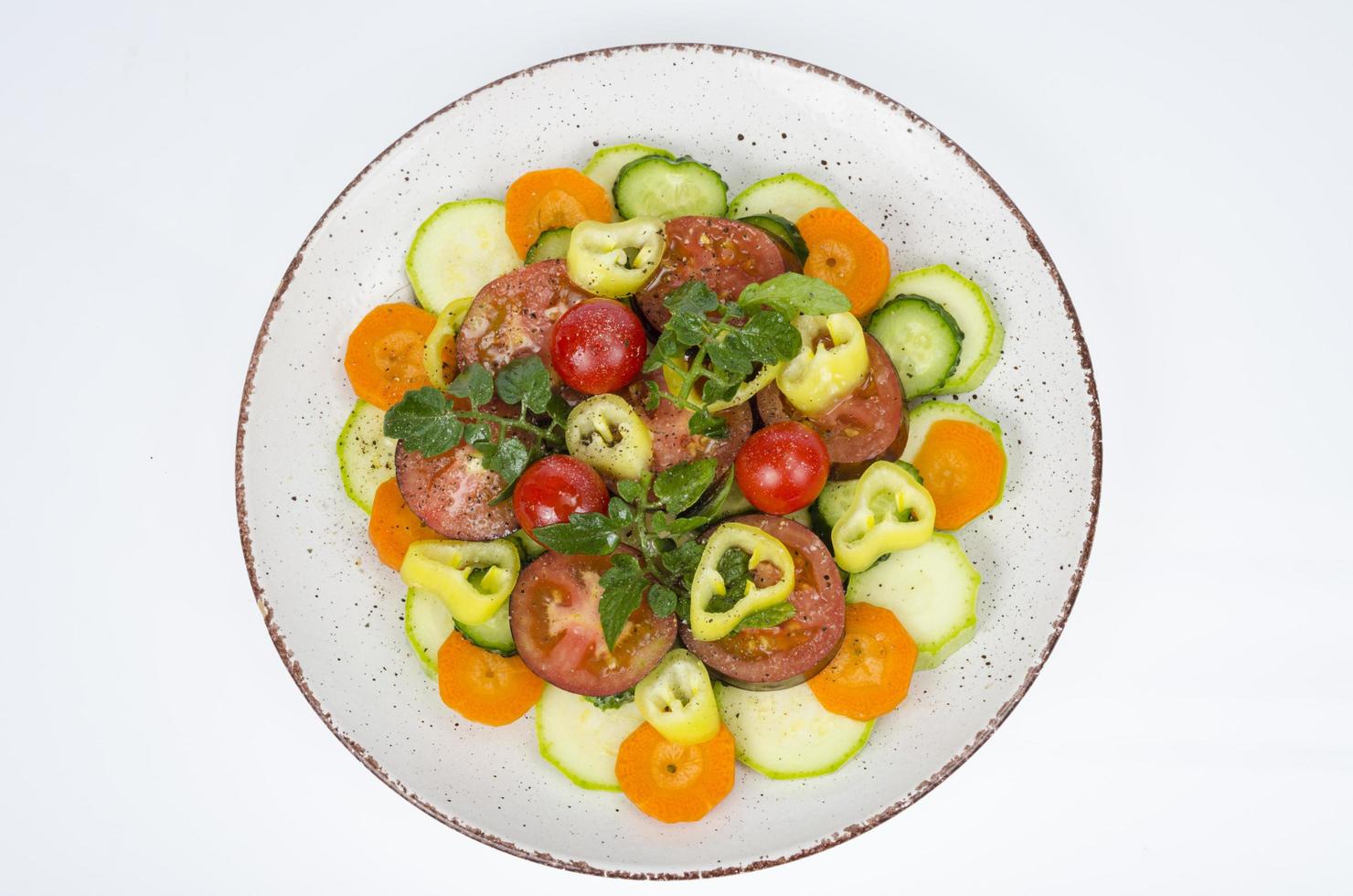 tallrik med grönsaker isolerad på vit bakgrund. vegetarisk mat. studiofoto foto
