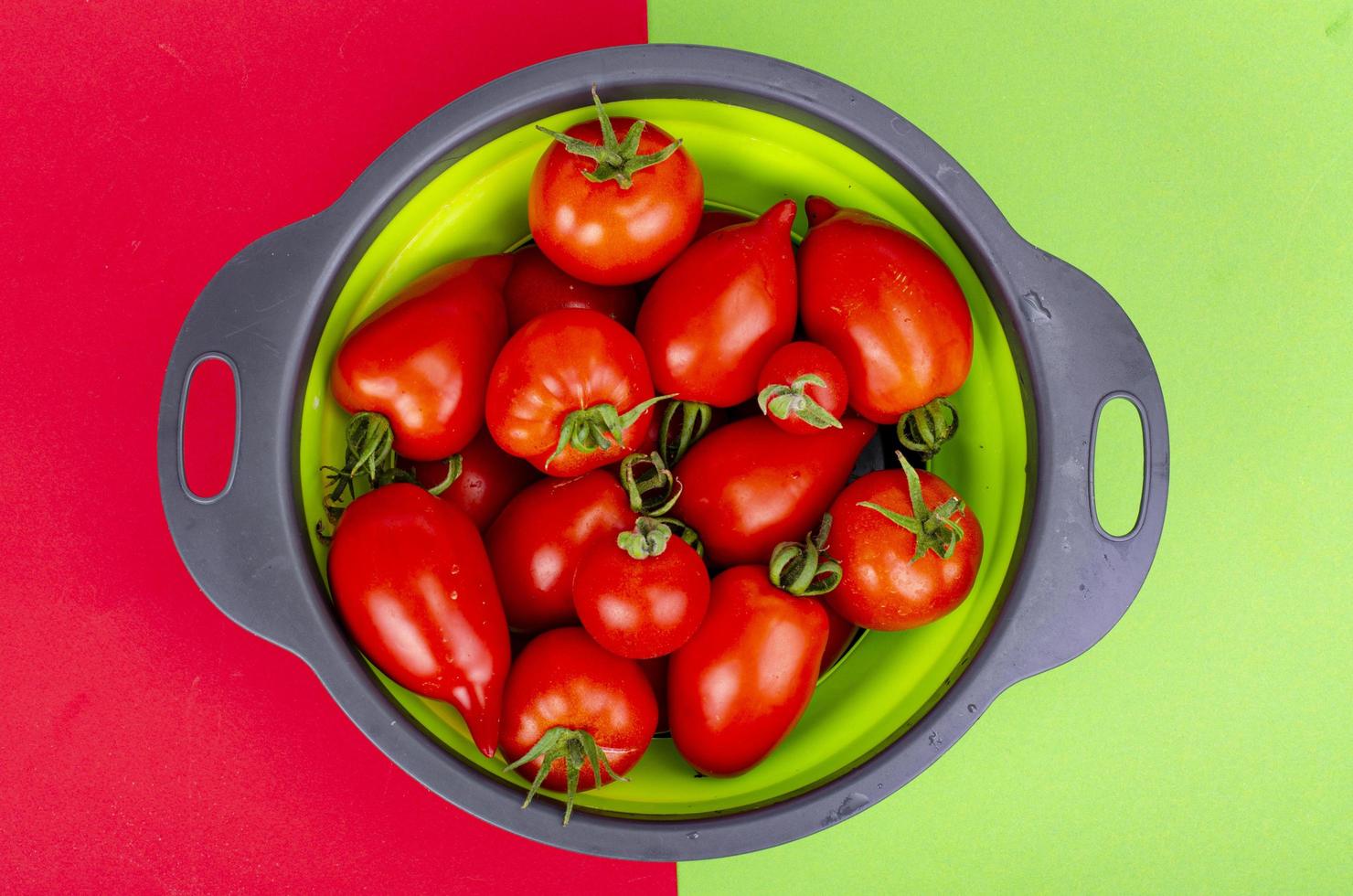 ljusa mogna röda tomater på färgad bakgrund, banderoll, tapeter. studiofoto. foto