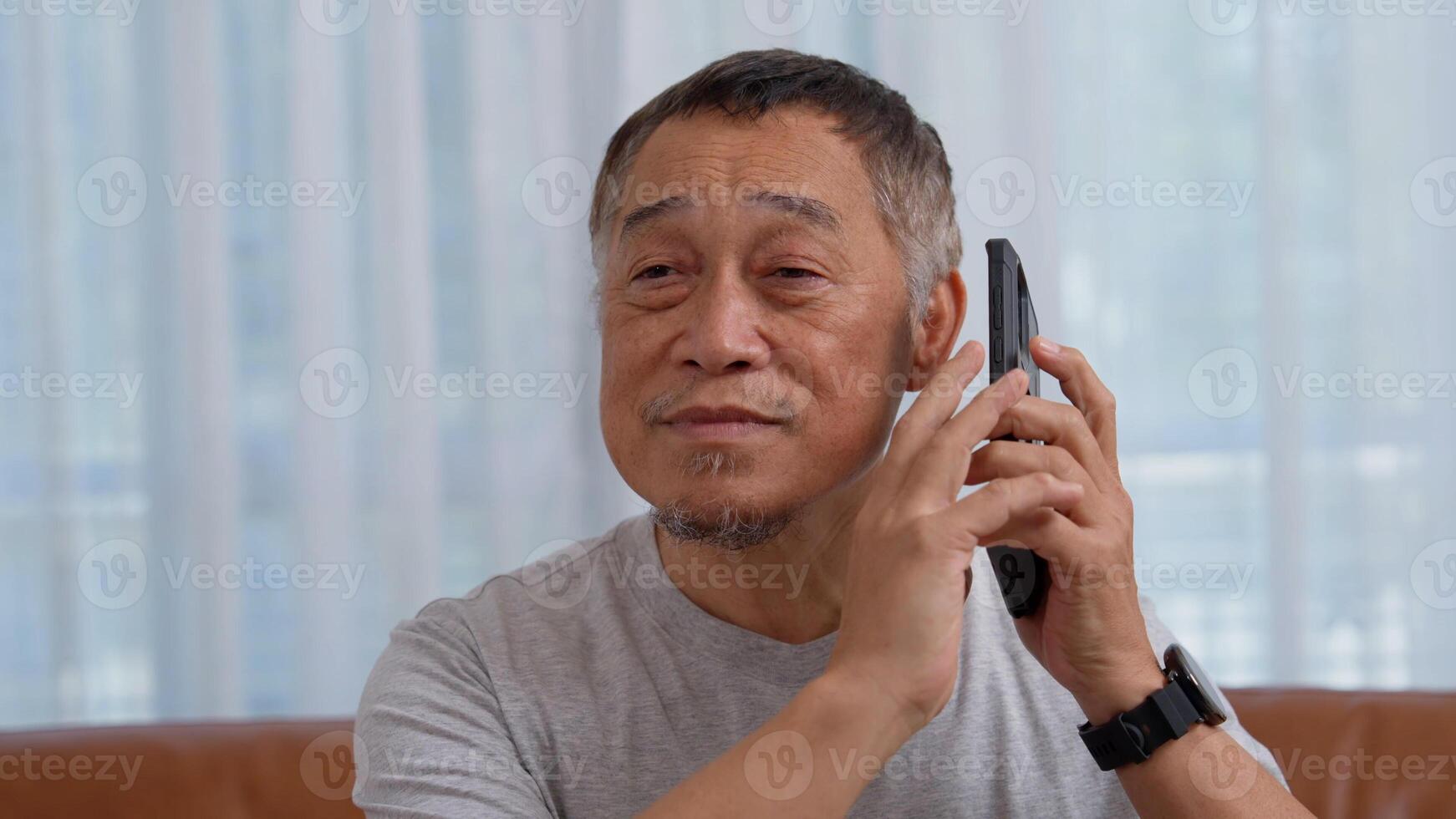 blind asiatisk äldre män använda sig av digital assistent skaffa sig lätthet av tillgång funktioner på smartphone, röst skriver på telefon. person visuellt försämrad och öga sjukdom i de äldre begrepp, tillgänglighet telefon. foto