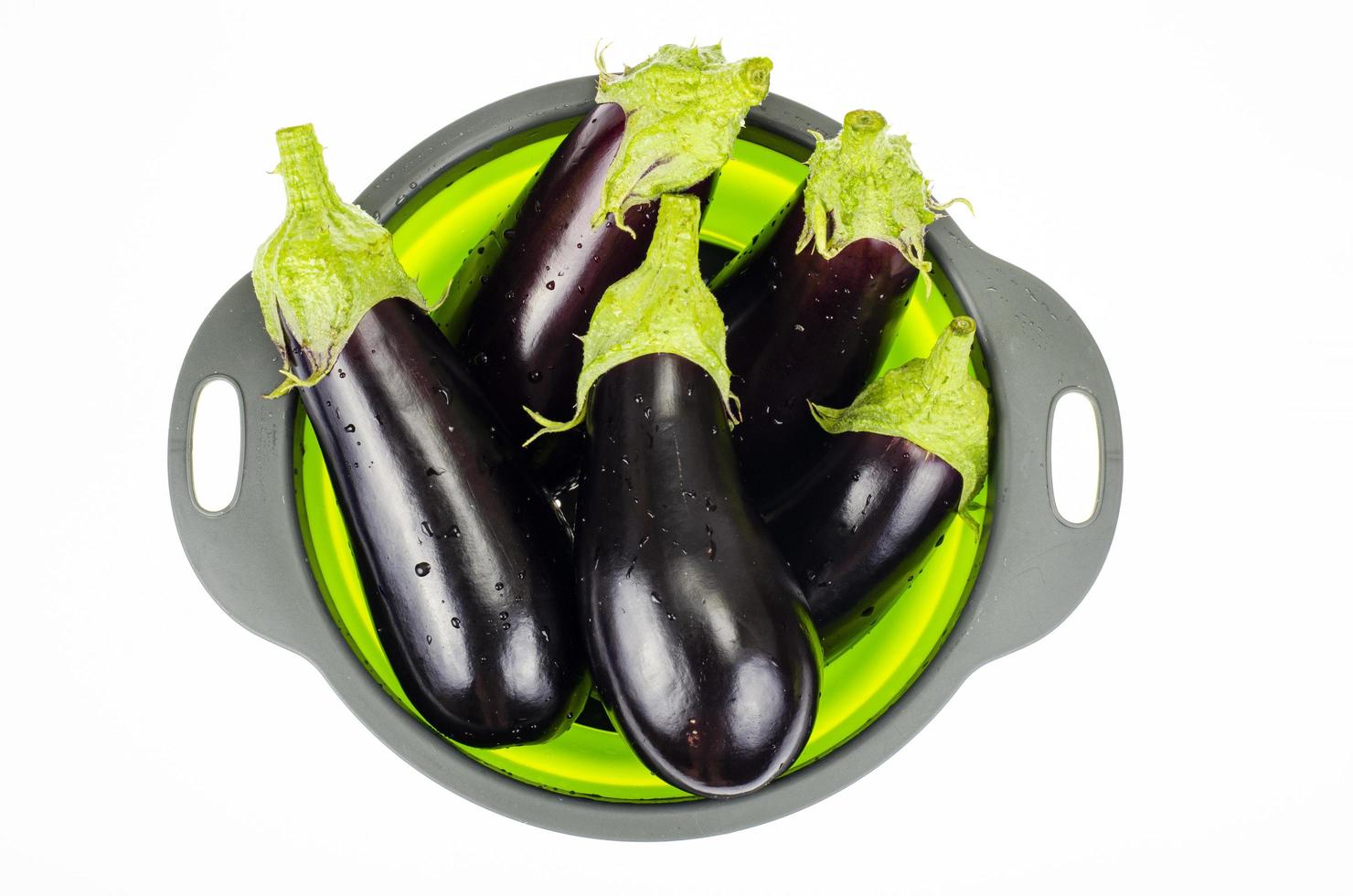 ren tvättad aubergine för matlagning i durkslag. studiofoto. foto