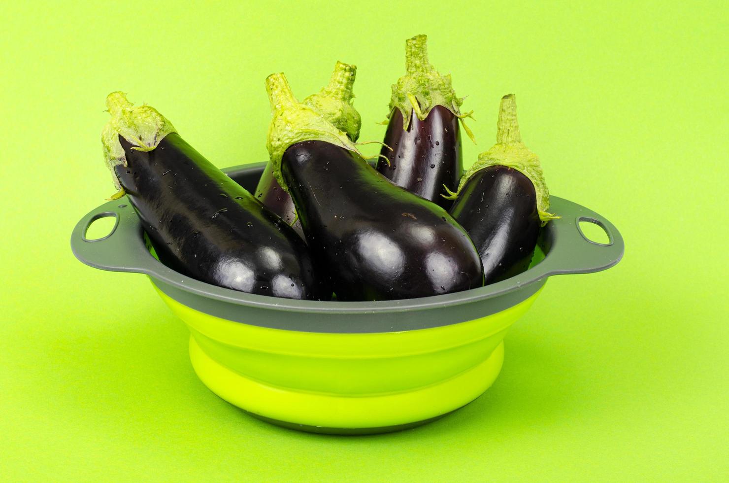 ren tvättad aubergine för matlagning i durkslag. studiofoto. foto