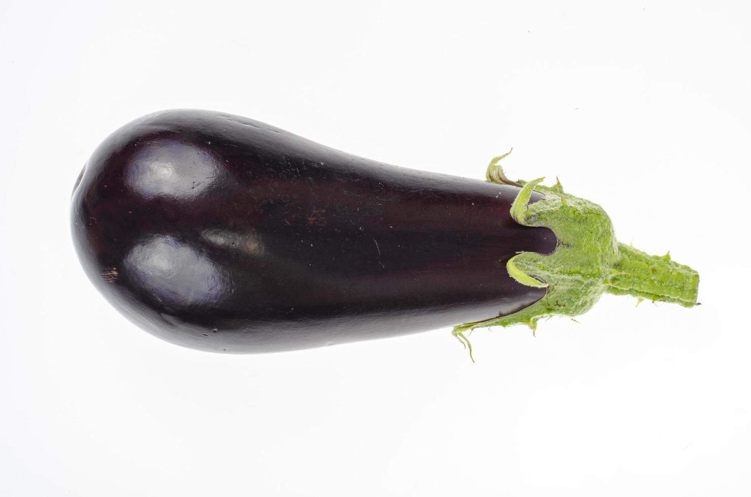 mogen aubergine på vit bakgrund. studiofoto foto
