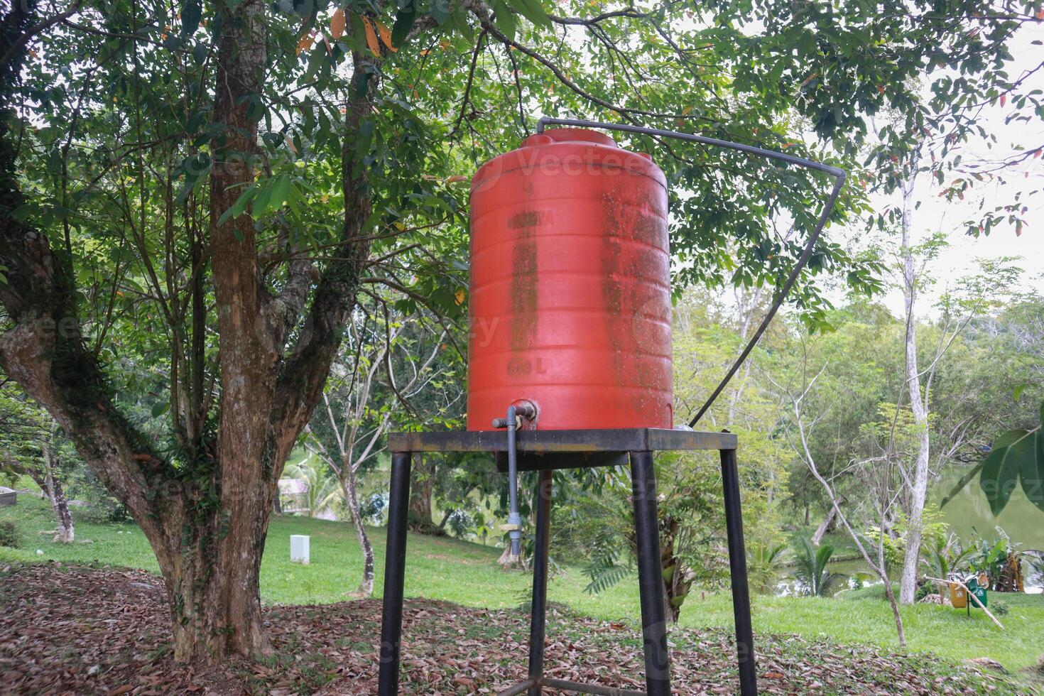 tandon eller Toren eller Toren eller orange vatten tank, en plats till Lagra vatten leveranser foto