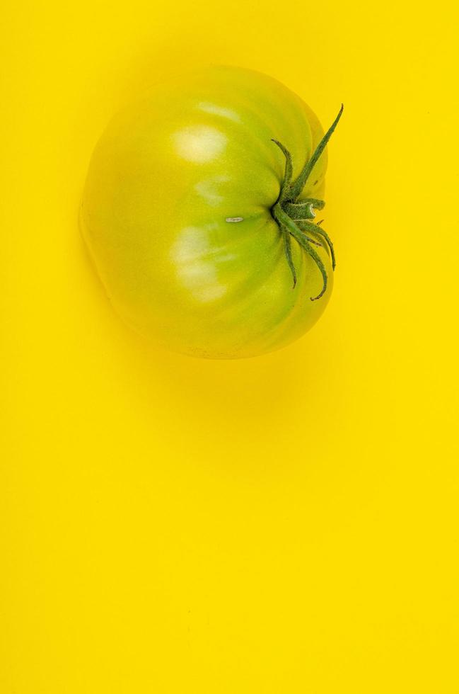 blandning av mogna färgglada tomater på ljusgul bakgrund. studiofoto foto