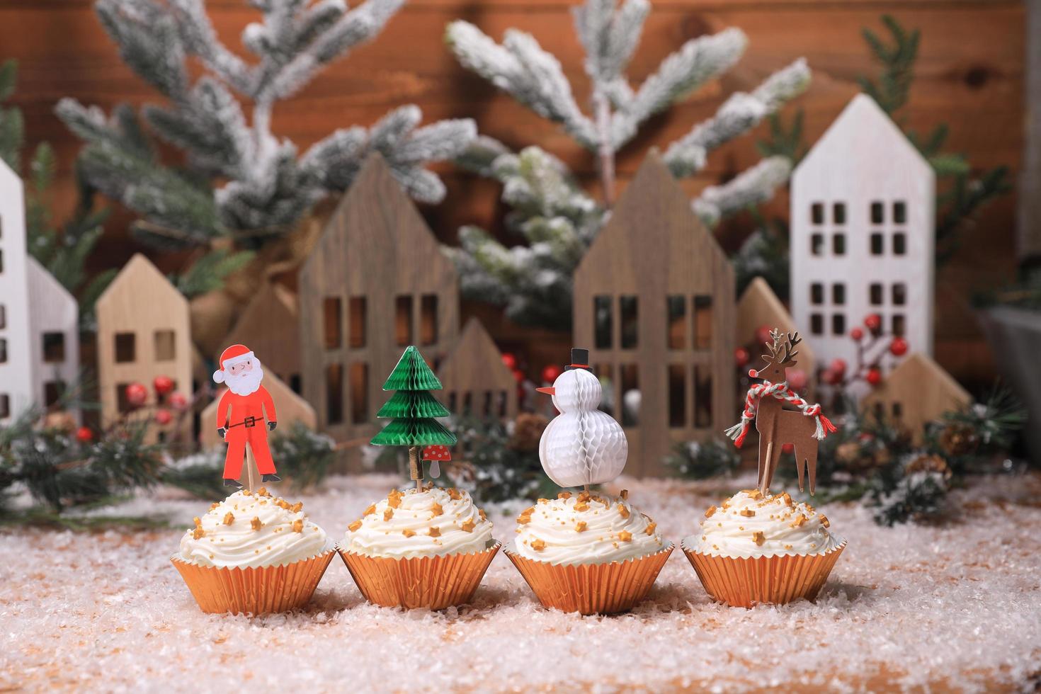 söta semester cupcakes med stjärna strössel på jul bakgrund foto