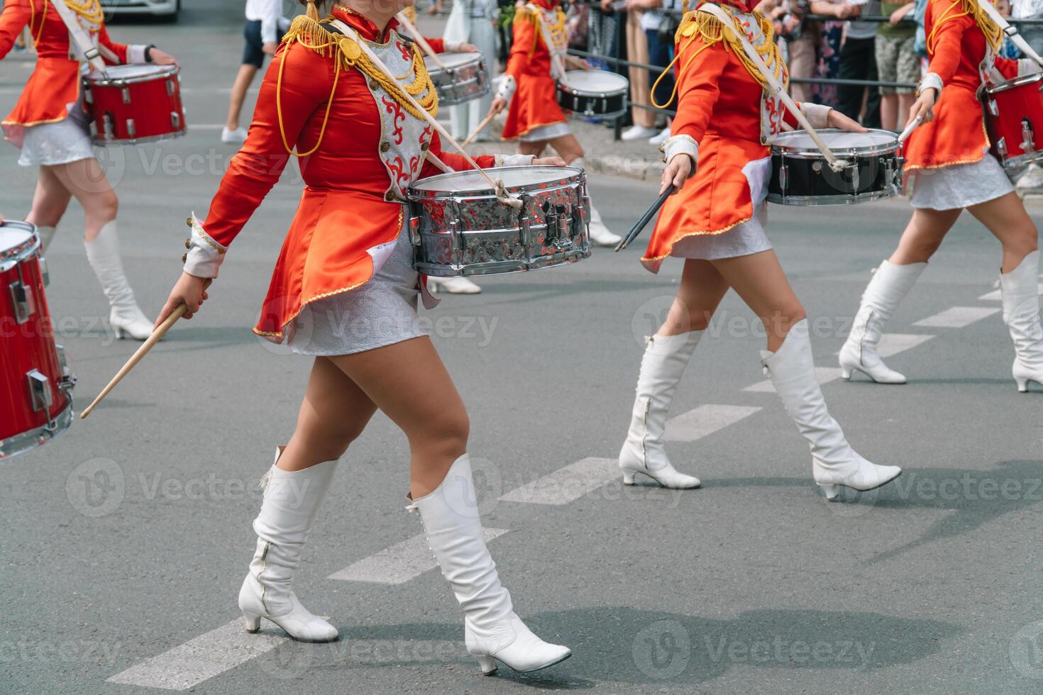 ung flickor handelsresande på de parad. gata prestanda. majorettes i de parad foto