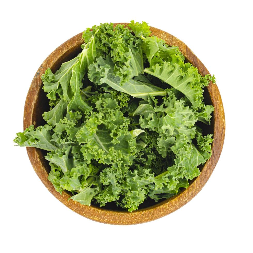 färska gröna grönkålsblad. vegetarisk meny, hälsosam kost foto