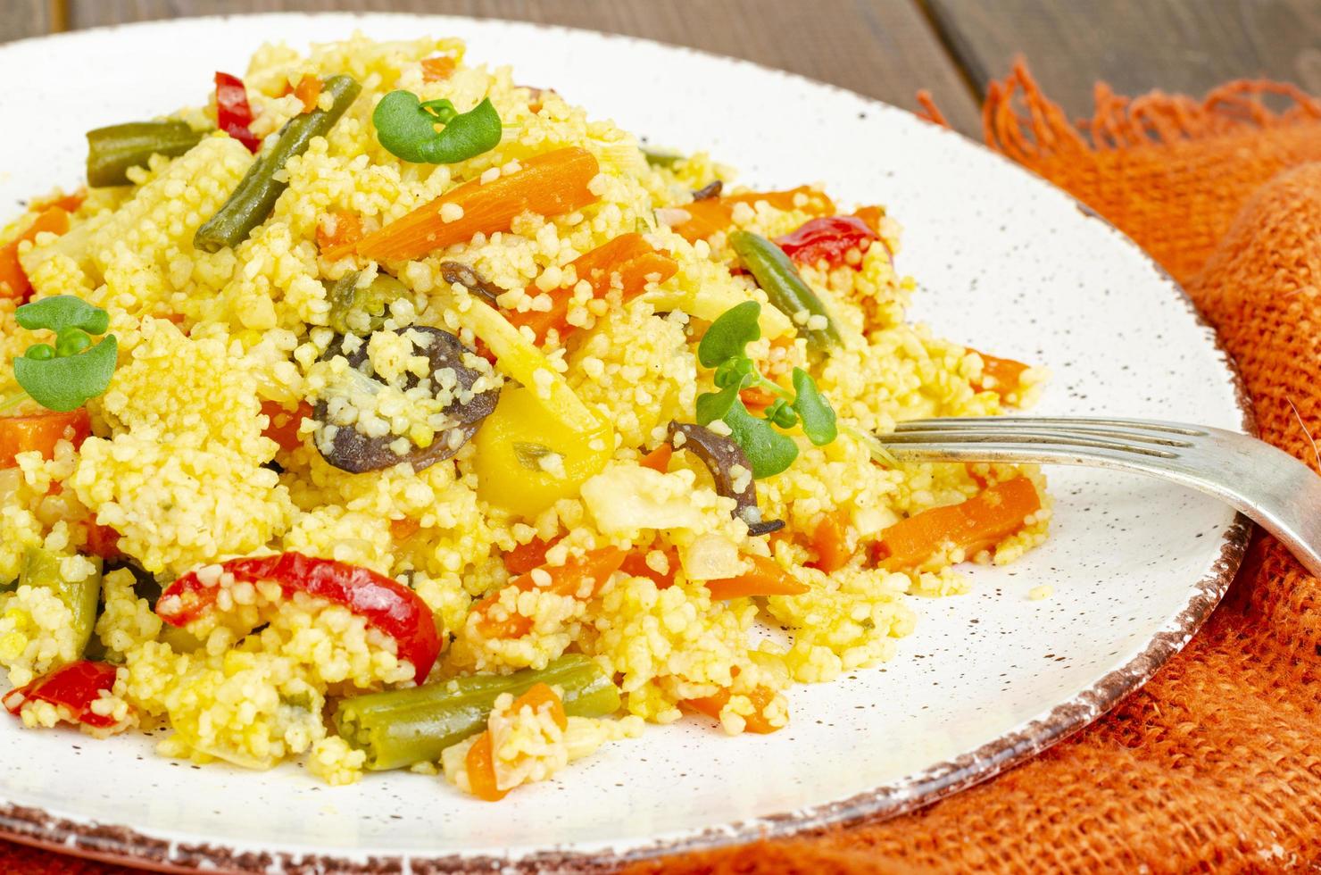 vegetarisk meny. couscousrätter med grönsaker. Foto