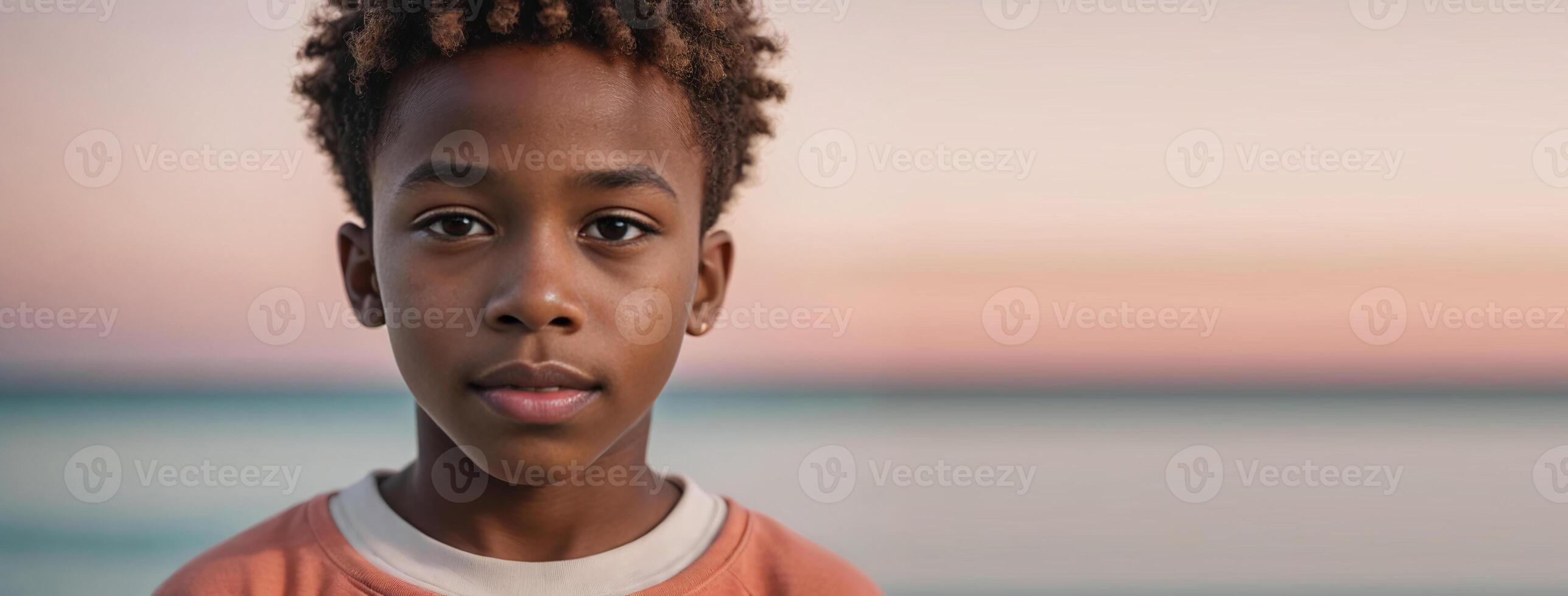 ett afrikansk amerikan ungdomlig pojke isolerat på en korall bakgrund med kopia Plats. foto