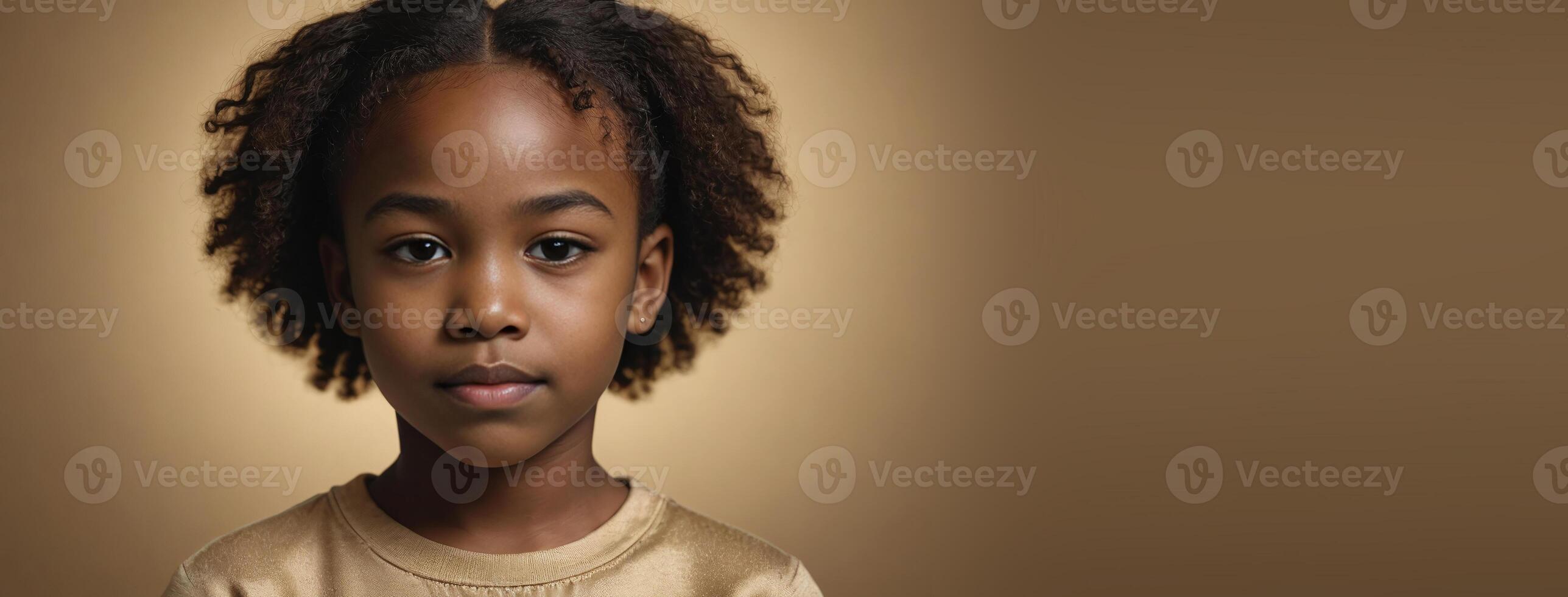 ett afrikansk amerikan ungdomlig flicka isolerat på en guld bakgrund med kopia Plats. foto