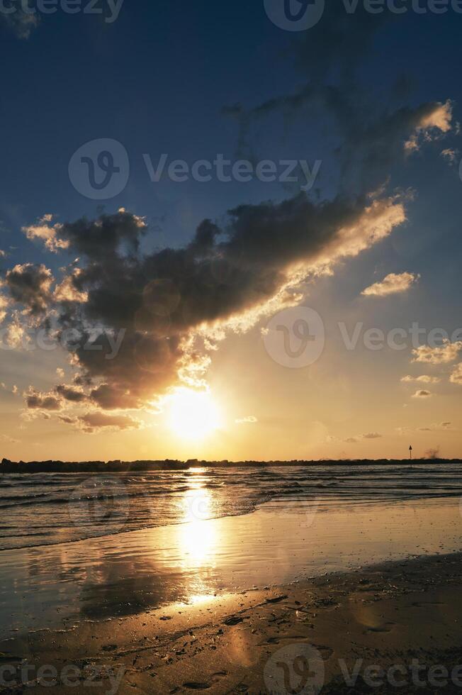 vertikal landskap av en soluppgång på de strand foto