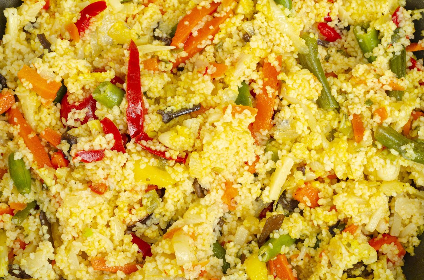 vegetarisk meny. couscousrätter med grönsaker. Foto