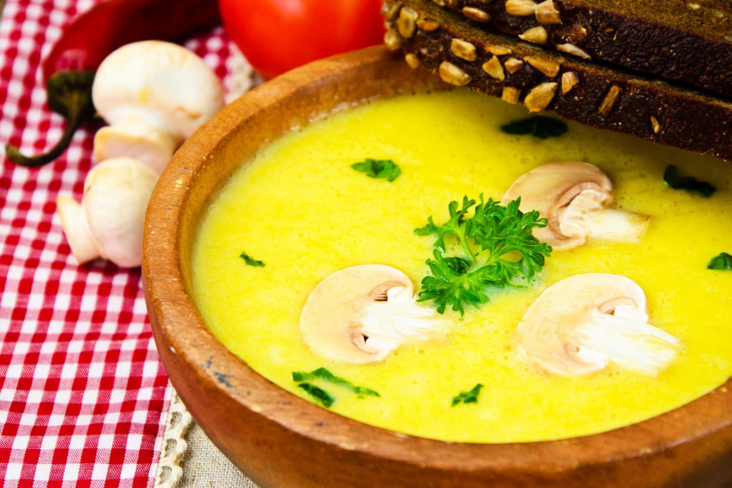 puré grädde soppa av zucchini med svamp foto