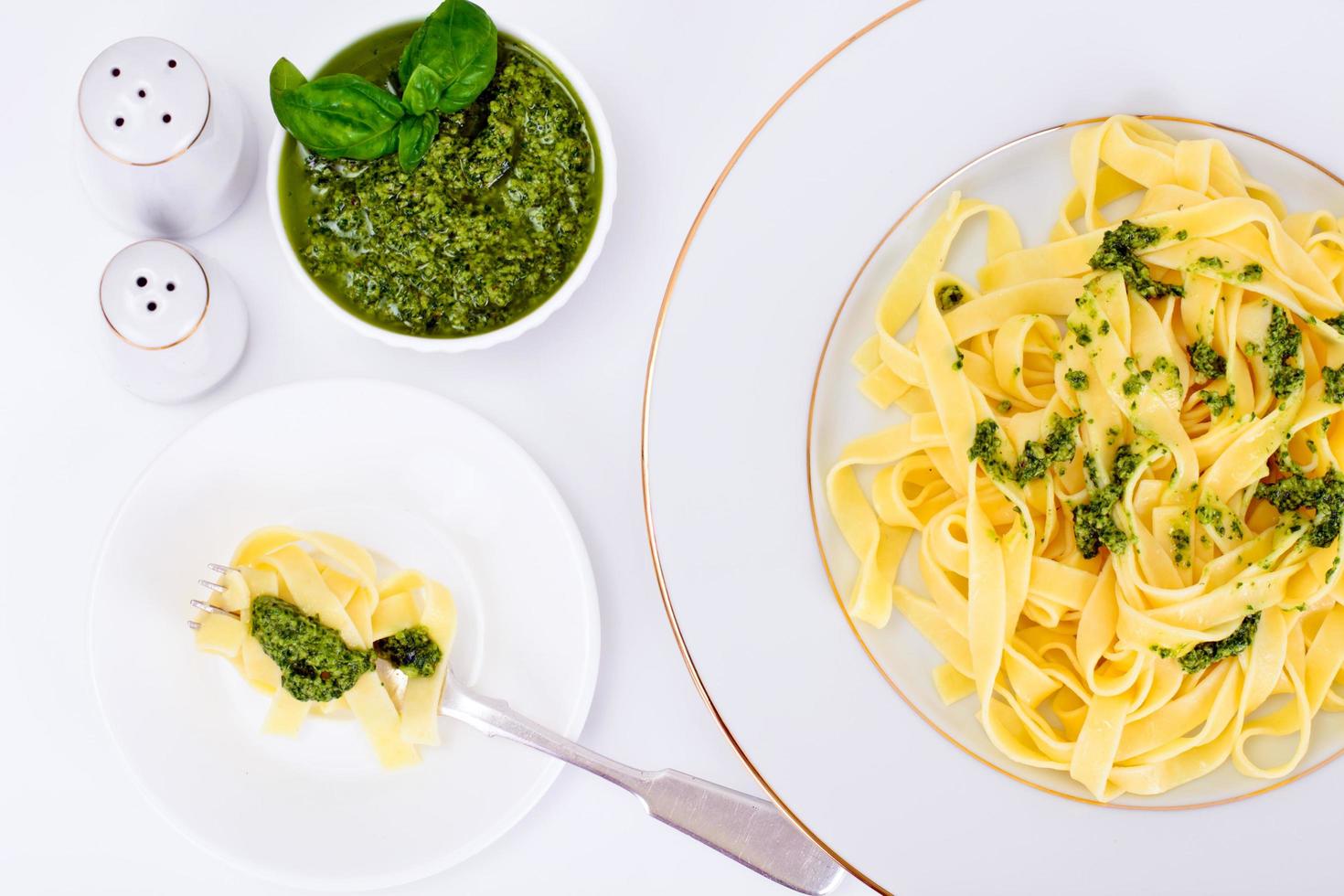 fettuccine och tagliatelle med basilikapesto foto