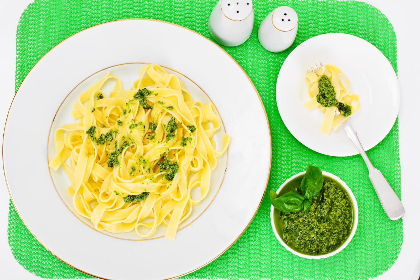 fettuccine och tagliatelle med basilikapesto foto