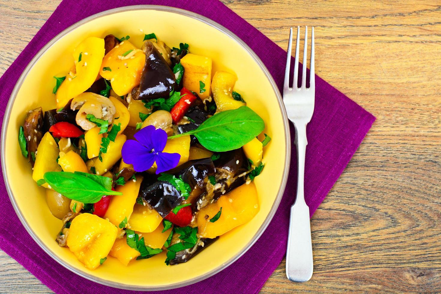 aubergine sallad med paprika foto