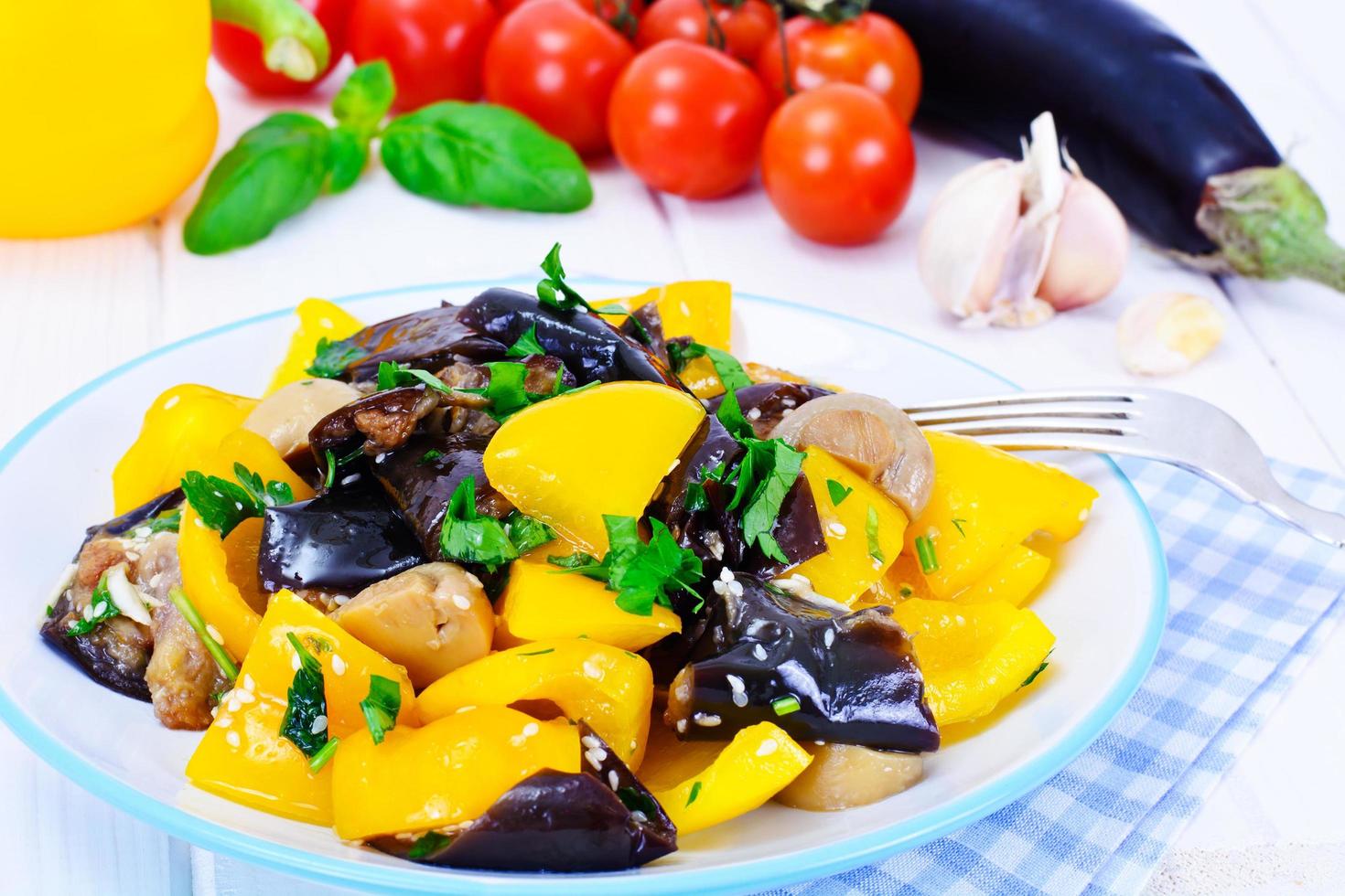 aubergine sallad med paprika foto