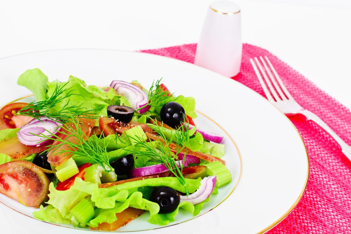 sallad med tomatkumata, torkat kött, selleri och oliver foto