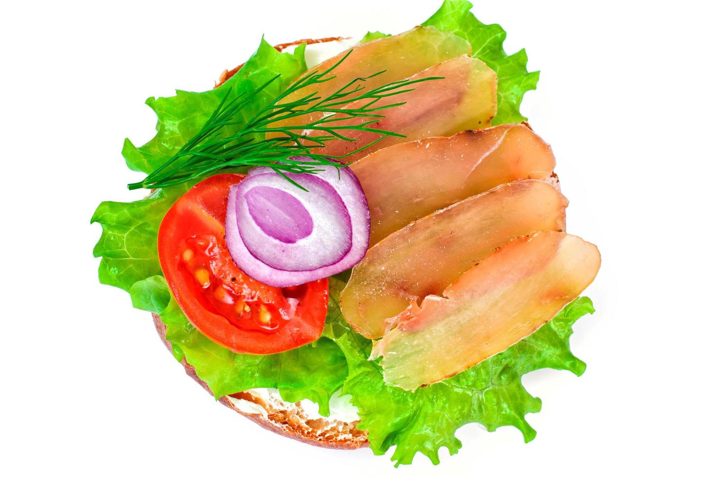 smörgås med sallad, tomat, getost och kokt kyckling foto