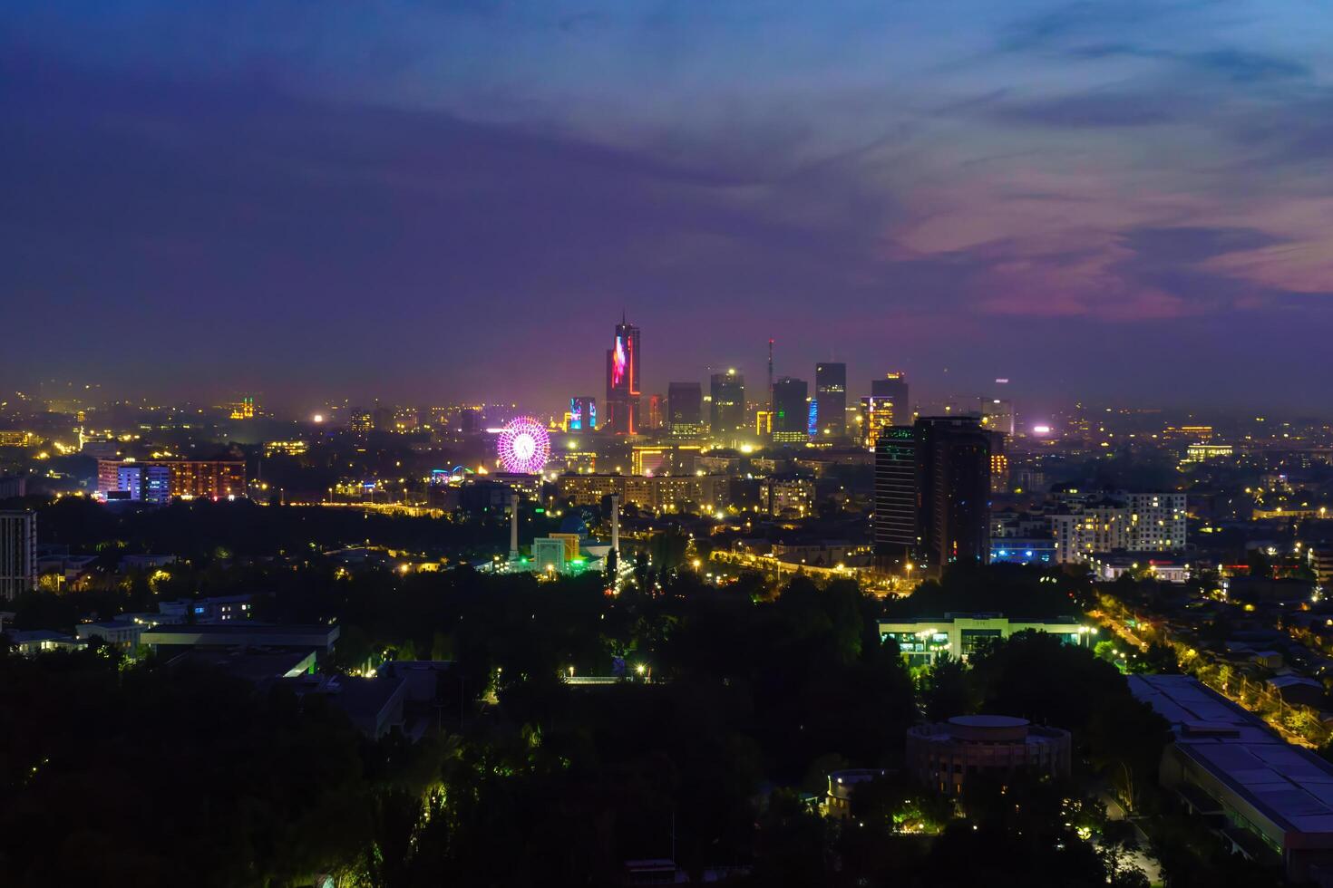 uzbekistan, Tasjkent - september 29, 2023 topp se från de observation däck på de Tasjkent TV torn till de central del av de stad täckt med smog på nattetid . luft föroreningar. foto