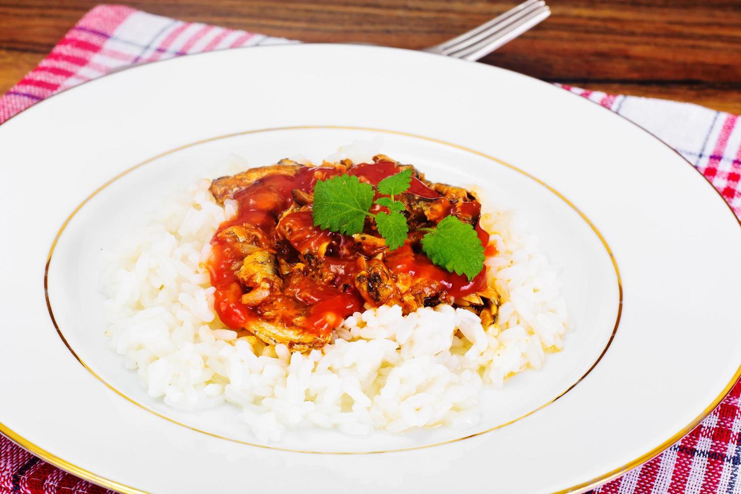 ris med konserverad fisk i tomatsås foto