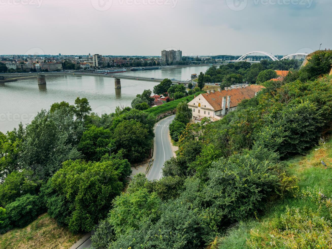se av de stad och de varadin bro från de Petrovaradin fästning, serbia foto
