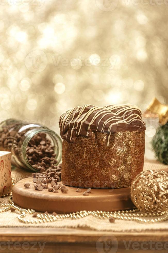 choklad panettone på träbord med juldekorationer foto