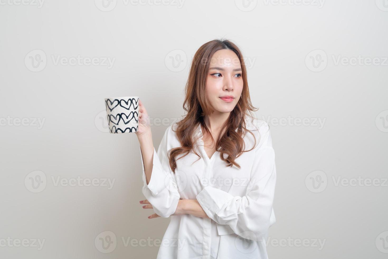 porträtt vacker asiatisk kvinna som håller kaffekopp eller mugg foto